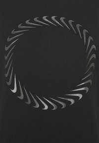 Svart tyg t-shirt med ett cirkulärt mönster av växelvis silverfärgade och grå Nike swooshes. Slät textur, avslappnad passform.