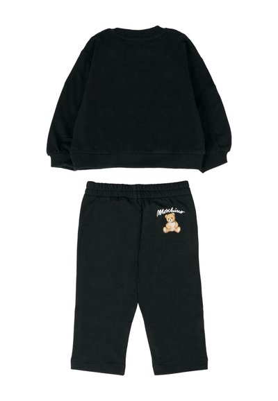 Czarny komplet składający się z bluzy i spodni, z graficznym nadrukiem niedźwiedzia na spodniach. Miękka tkanina, ściągacze na rękawach i w talii. Przytulny design.