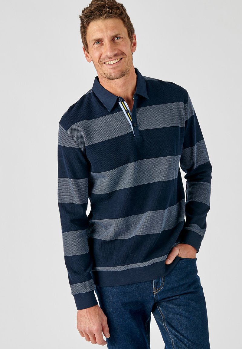 Navy-blau gestreiftes Langarm-Polohemd mit grauen horizontalen Streifen, mit Kragen und subtiler Textur. Getragen mit Jeans.