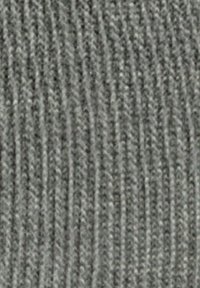 Tessuto grigio a coste con una morbida consistenza, caratterizzato da linee verticali per un motivo uniforme. Il materiale appare leggero e flessibile.