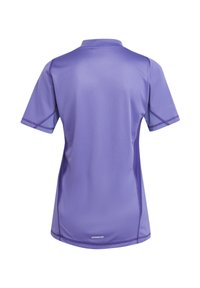 T-shirt de sport à manches courtes violet avec une texture en mesh, doté d'un col et de coutures contrastantes. Marque AEROREADY sur l'ourlet.
