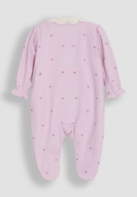 Rosa Baby-Overall mit langen Ärmeln, bestickt mit kleinen roten Herzen, ausgestattet mit einem weißen Spitzenkragen und gerüschten Manschetten. Weicher, dehnbare Stoff.