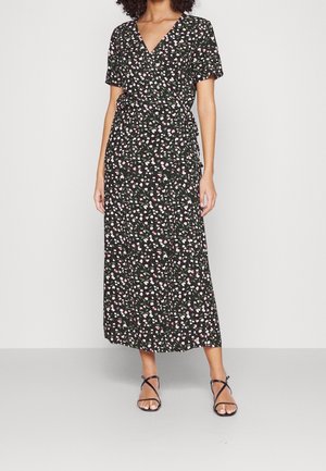 Robe portefeuille noire à manches courtes, présentant un motif floral blanc et rose sur un tissu texturé, se déclinant jusqu'à la longueur mi-mollet.