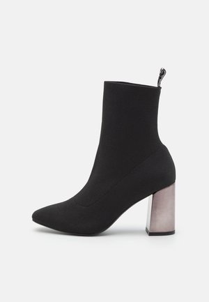 Kotníkové boty - black
