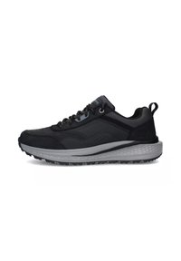 Scarpa sportiva nera con una parte superiore liscia, sezioni in rete e una suola intermedia grigia testurizzata. Presenta lacci resistenti e un inserto sul tallone.