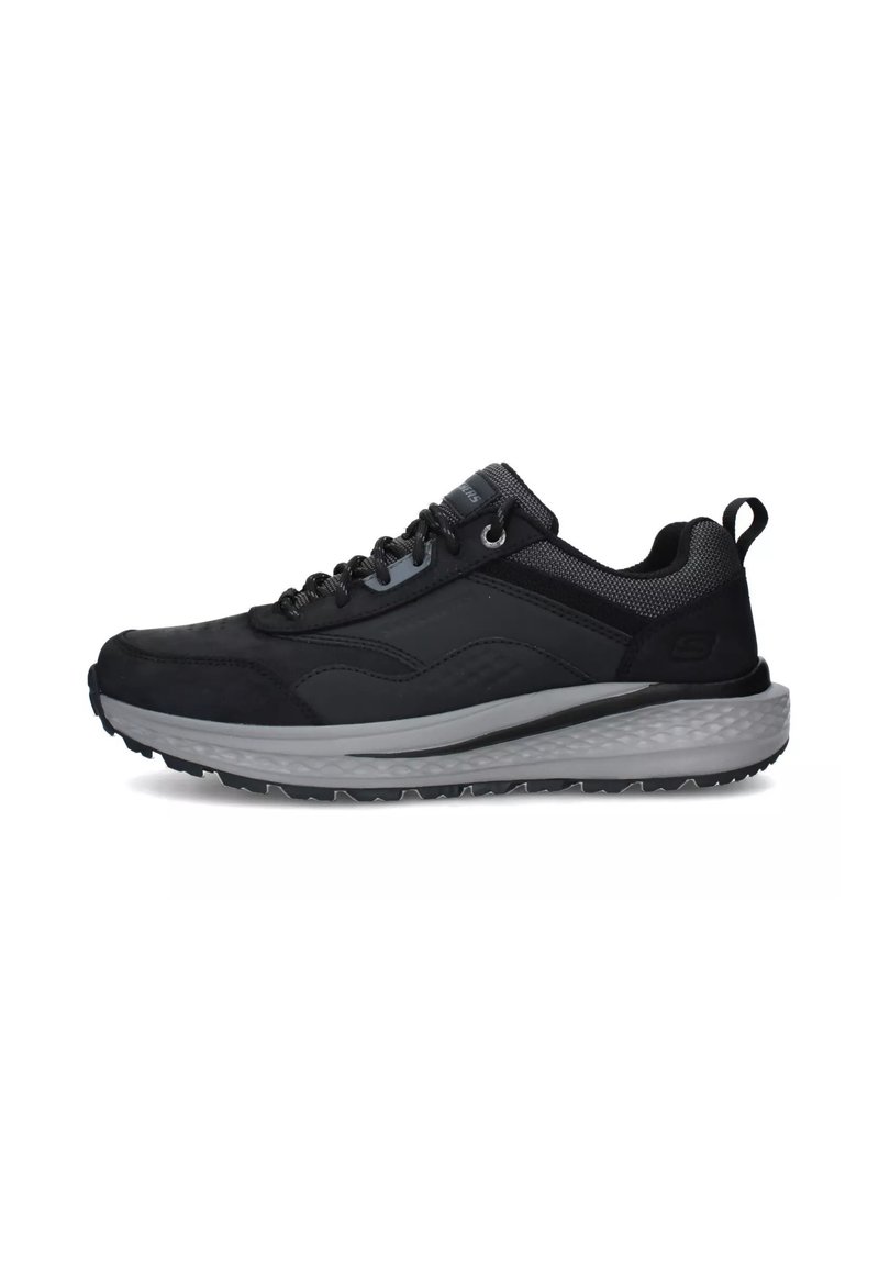 Scarpa sportiva nera con una parte superiore liscia, sezioni in rete e una suola intermedia grigia testurizzata. Presenta lacci resistenti e un inserto sul tallone.