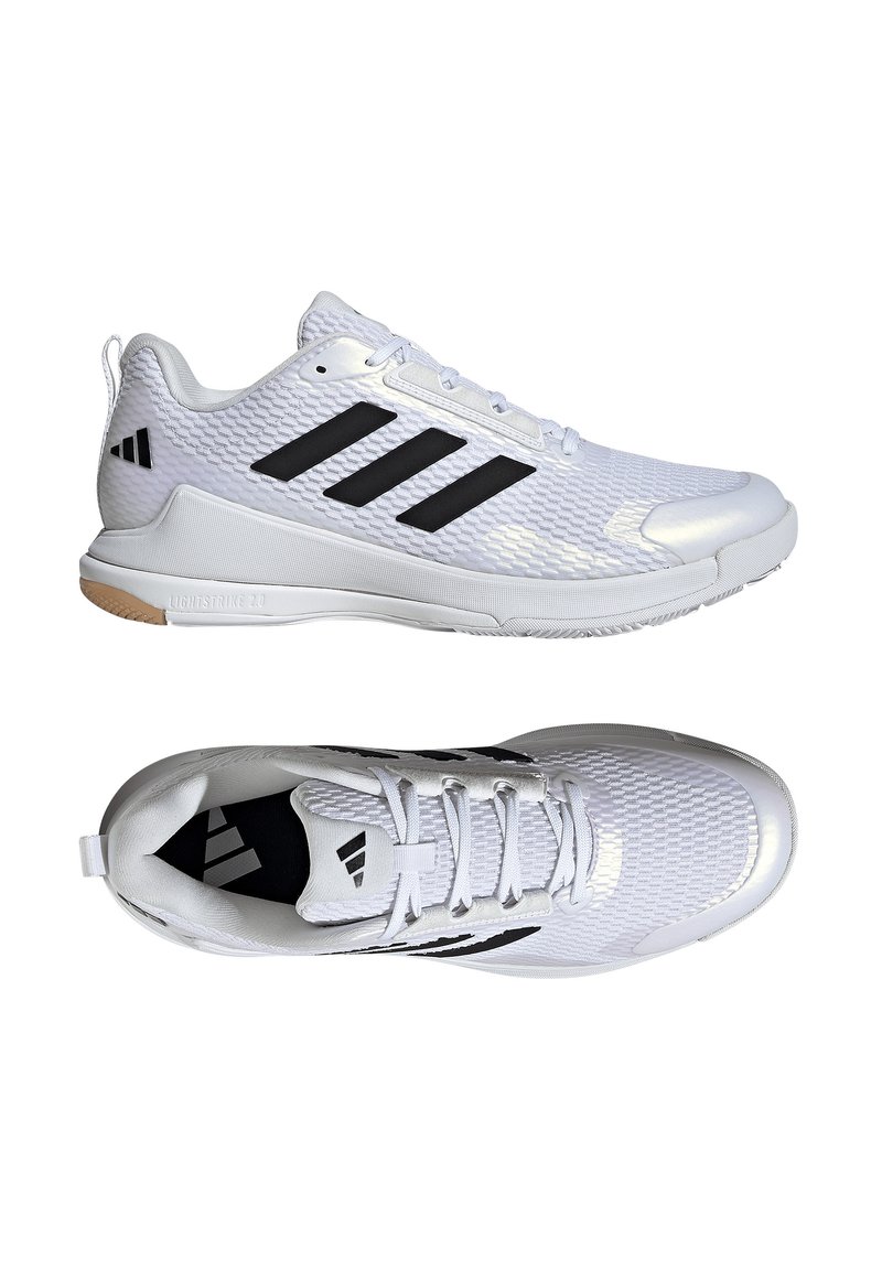 Zapatillas deportivas blancas con rayas negras, parte superior de malla, diseño texturizado, suela acolchada y una tira trasera para tirar. Presenta una lengüeta perforada y un logo.