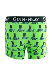 Grüne Boxershorts mit einem sich wiederholenden Muster von Schildkröten, die schwarze Pintgläser halten, verziert mit einem schwarzen "GUINNESS"-Bund.
