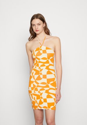 Vestido halter-neck laranja e creme com silhueta ajustada, apresentando um padrão geométrico e uma textura de tecido suave.