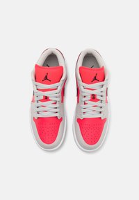 Jordan AIR JORDAN 1 - Sapatilhas - light iron ore/black/siren red
