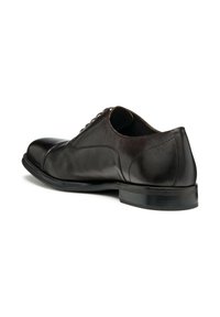 Chaussure noire en cuir avec lacets, à bout arrondi et finition lisse. Présente un petit talon en caoutchouc texturé et des détails de couture subtils.