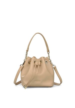 Bolso tipo bucket de piel beige con cierre de cordón, ojales dorados, asa superior de cadena y piel, y correa de hombro ajustable.