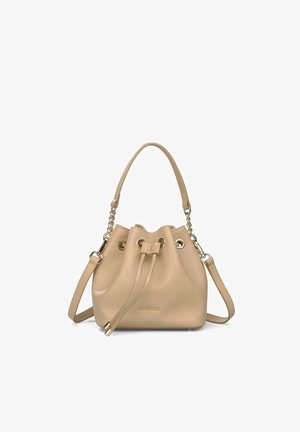 Bolso tipo bucket de piel beige con cierre de cordón, ojales dorados, asa superior de cadena y piel, y correa de hombro ajustable.