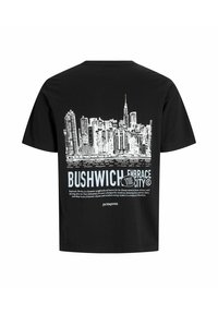 Czarna koszulka z białym konturem panoramy miasta nad napisem "Bushwick Embrace the City" oraz małym, nadrukowanym opisem poniżej.