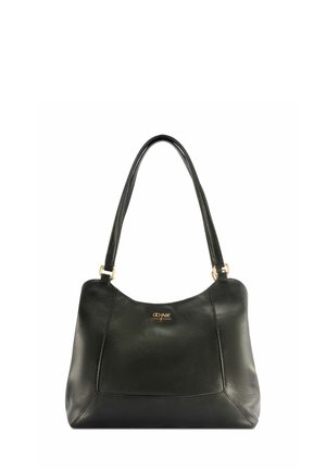 Czarna, teksturowana skórzana torba na ramię z dwoma uchwytami i złotą plakietką z logo marki na środku przodu.