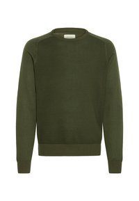 Jersey de color verde oliva con cuello redondo, puños y dobladillo acanalados. Presenta un diseño texturizado en el cuerpo y mangas lisas.