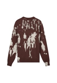 Brauner gestrickter Pullover mit einem weißen abstrakten Muster, geripptem Saum und Bündchen sowie einem klassischen Rundhalsausschnitt.