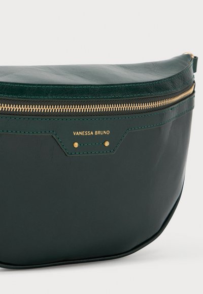 Borsa verde in pelle con zipper dorata. Design arrotondato con una cucitura sottile e un accento del logo dorato. Texture liscia, stile minimalista.