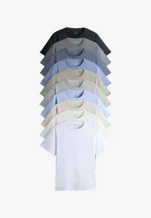 Pile di dieci T-shirt semplici con scollo a girocollo nelle tonalità che vanno dal nero, grigio, blu, beige al bianco.