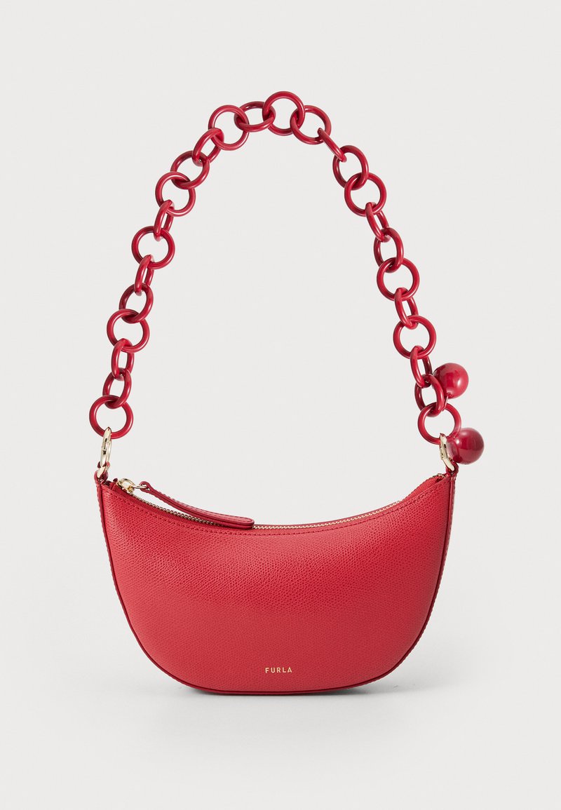 Rode leren handtas met een gebogen vorm en een gestructureerde afwerking. Heeft een dikke rode kettingband en twee ronde decoratieve accenten. Details in goudkleurig metaal.