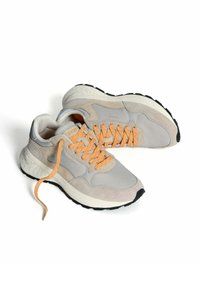 Lichtgrijze sport sneakers met oranje veters, bovenkant van suede en mesh, getextureerde accenten, dikke witte middenzool en zwarte rubberen zool.