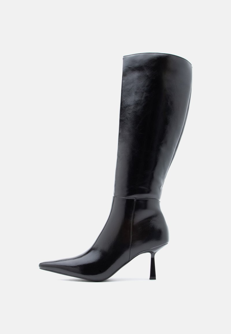 Melnas ceļa augstuma stiletto zābaki ar spīdīgu ādas apdari, ar norādītu pirkstu un šauru konusveida papēdi, akcentēti ar gludu virsmu un elegantu dizainu.