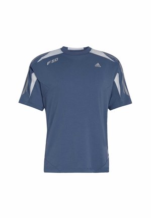 Sininen lyhythihainen urheilupaita, valmistettu kevyestä kankaasta. Päällä valkoiset yksityiskohdat olkapäillä ja rinnan logossa. Suora leikkaus ja pyöreä pääntie.