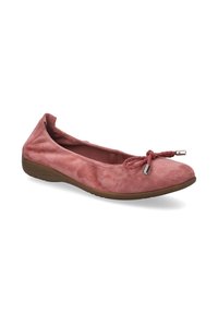Scarpa piatta in suede rosa con punta arrotondata, dettaglio in pizzo annodato decorativo e suola in gomma marrone, caratterizzata da una texture liscia e un leggero riflesso.