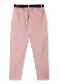 Pantalones de color rosa claro con un diseño ajustado, que cuentan con una cinturilla elástica negra y un único bolsillo trasero. Textura suave con un detalle mínimo.