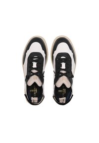 Chaussures de sport noires et blanches avec un bout arrondi, des accents texturés noirs, des lacets noirs et des semelles couleur crème. La doublure intérieure est bleu marine.