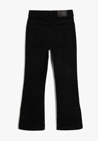 Svart denim med utsvängda jeans som har en standard midja, femficksdesign och en slät, texturerad yta. Bakfickorna är vinklade med sömnad.