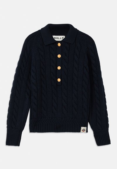 Pull en tricot bleu marine avec un motif en relief, col et poignets côtelés, doté de cinq boutons dorés et d'un patch logo en bas de l'ourlet.