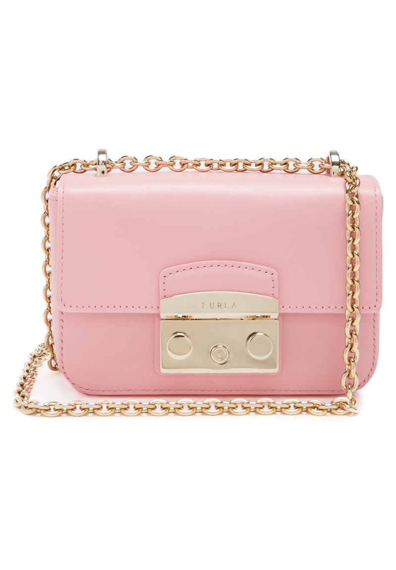 Růžová kožená crossbody taška se zlatým řetězovým popruhem, obdélníkového tvaru, s klopou a logem na přední straně.