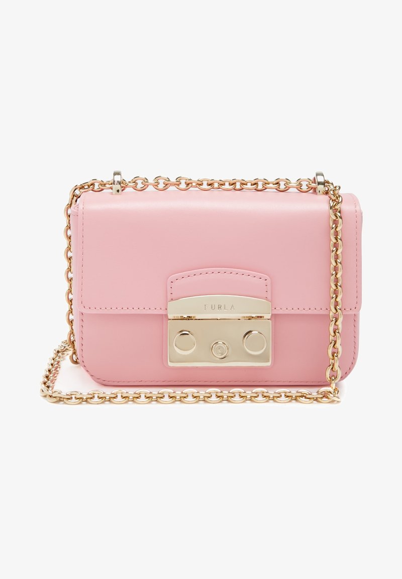 Růžová kožená crossbody taška se zlatým řetězovým popruhem, obdélníkového tvaru, s klopou a logem na přední straně.