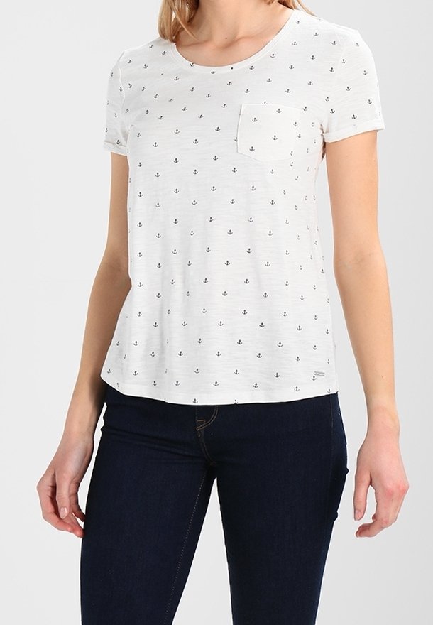 Camiseta blanca de manga corta hecha de algodón, con un bolsillo y un patrón de anclas repetidas. Con dobladillo recto y un ajuste relajado.