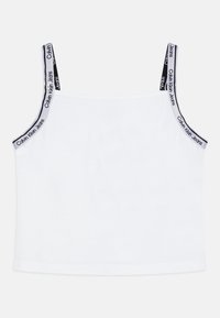 Biały bawełniany top na ramiączkach z dwoma regulowanymi paskami, ozdobiony czarno-białym napisem "Calvin Klein Jeans". Gładka tekstura, klasyczny design.