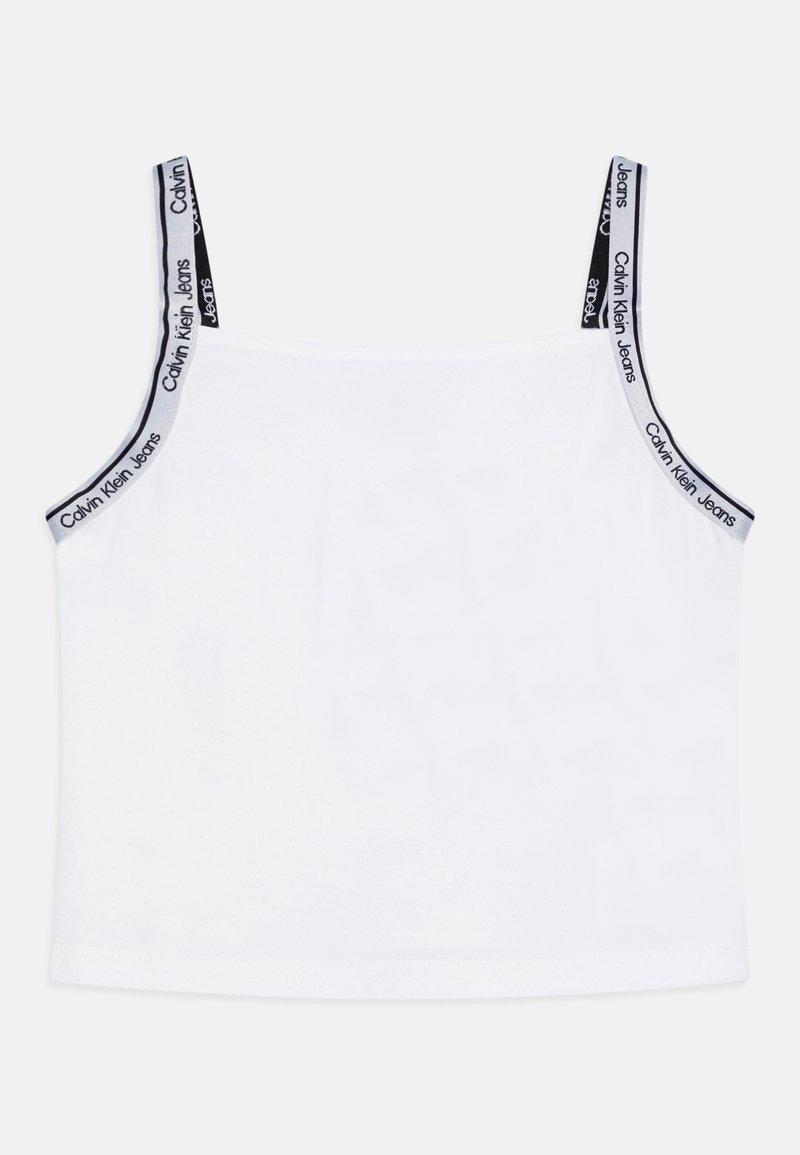 Biały bawełniany top na ramiączkach z dwoma regulowanymi paskami, ozdobiony czarno-białym napisem "Calvin Klein Jeans". Gładka tekstura, klasyczny design.