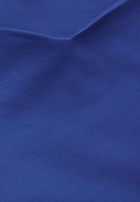 Tissu bleu profond, texture lisse, léger, tricot extensible, éclat subtil, couleur uniforme sans motifs ni embellissements visibles.