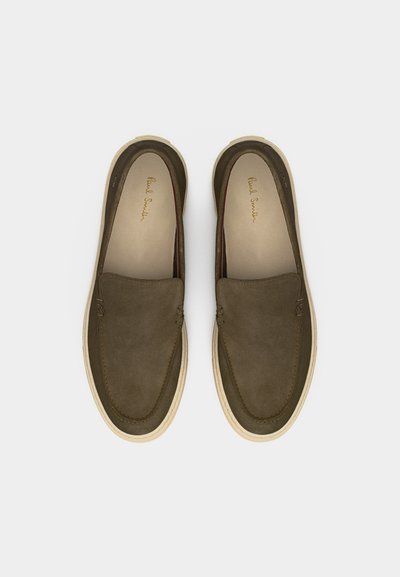 Dve alyvuogių žalios spalvos zomšos slip-on laisvalaikio batai su baltais guminiais padais, matomas Paul Smith logotipas kiekvieno bato viduje.
