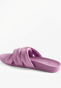 Lavendel slide sandaal met drie brede, gewatteerde banden en een platte zool, ontworpen voor casual gebruik.