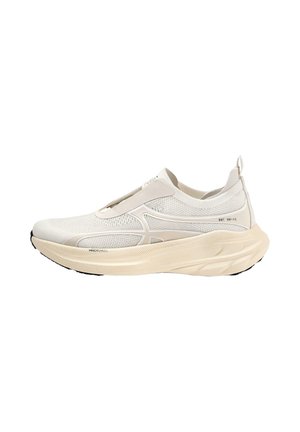 Helles beige Slip-On-Sneaker mit Mesh-Obermaterial, dicker gepolsterter Sohle und dezentem Seitenlogo, entworfen für Komfort und sportliche Nutzung.