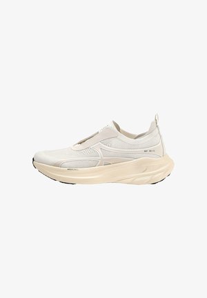 Helles beige Slip-On-Sneaker mit Mesh-Obermaterial, dicker gepolsterter Sohle und dezentem Seitenlogo, entworfen für Komfort und sportliche Nutzung.