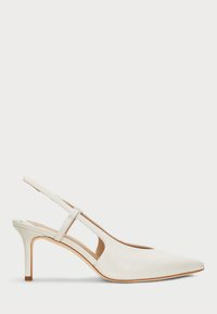 Valkoinen nahkainen slingback-kengä, jossa on teräväkärkinen muoto, kapea korko ja leikattu sivuosa. Varustettu kapealla säädettävällä hihnalla, joka takaa tukevan istuvuuden.