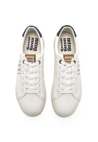 Weiße Ledersneaker mit glatter Textur, runder Zehenpartie und kontrastierenden marineblauen Akzenten. Verfügt über weiße Schnürsenkel und ein Logo auf der Zunge.