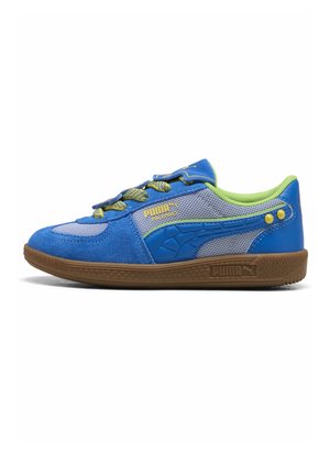Lavskoet blå og grå Puma sneaker med grøn indvendig foer, gule accenter, tekstureret sål og brandet sidelogo.