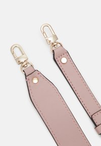 Roze leren band met een contrasterende zwarte rand, voorzien van gouden hardware en decoratieve stiksels. Kreeftsluitingen aan beide uiteinden.