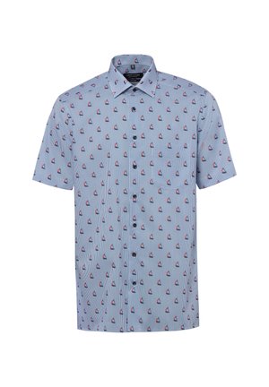 Hellblaues Hemd mit kurzen Ärmeln, kleinen roten und weißen Segelbootmustern und einer Brusttasche auf der linken Seite.