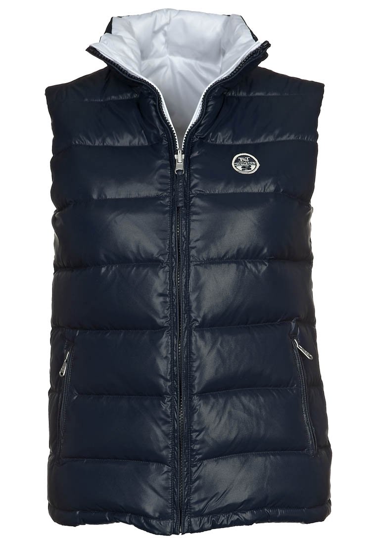 Námorně modrý zateplený vesta se zapínáním na zip, dvěma bočními kapsami a bílou podšívkou. Obsahuje kulatý logo na hrudi a stojáček.