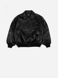 Čierna kožená bomber bunda so zapínaním na zips, s rebrovanými manžetami a spodným lemom, s embosovaným nápisom na hrudi a bočnými vreckami.