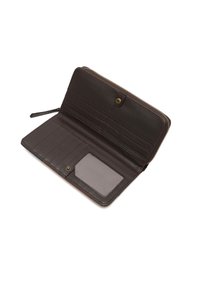 Billetera de cuero marrón oscuro abierta que muestra múltiples compartimentos para tarjetas, una ventana para identificación transparente, cierres a presión y un compartimento con cremallera.